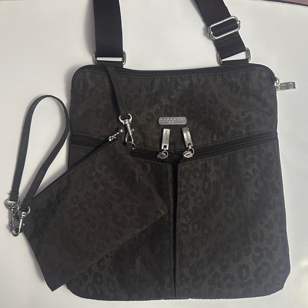 Baggallini Nylon Brown Leopard Print Crossbody w/matching Wristlet